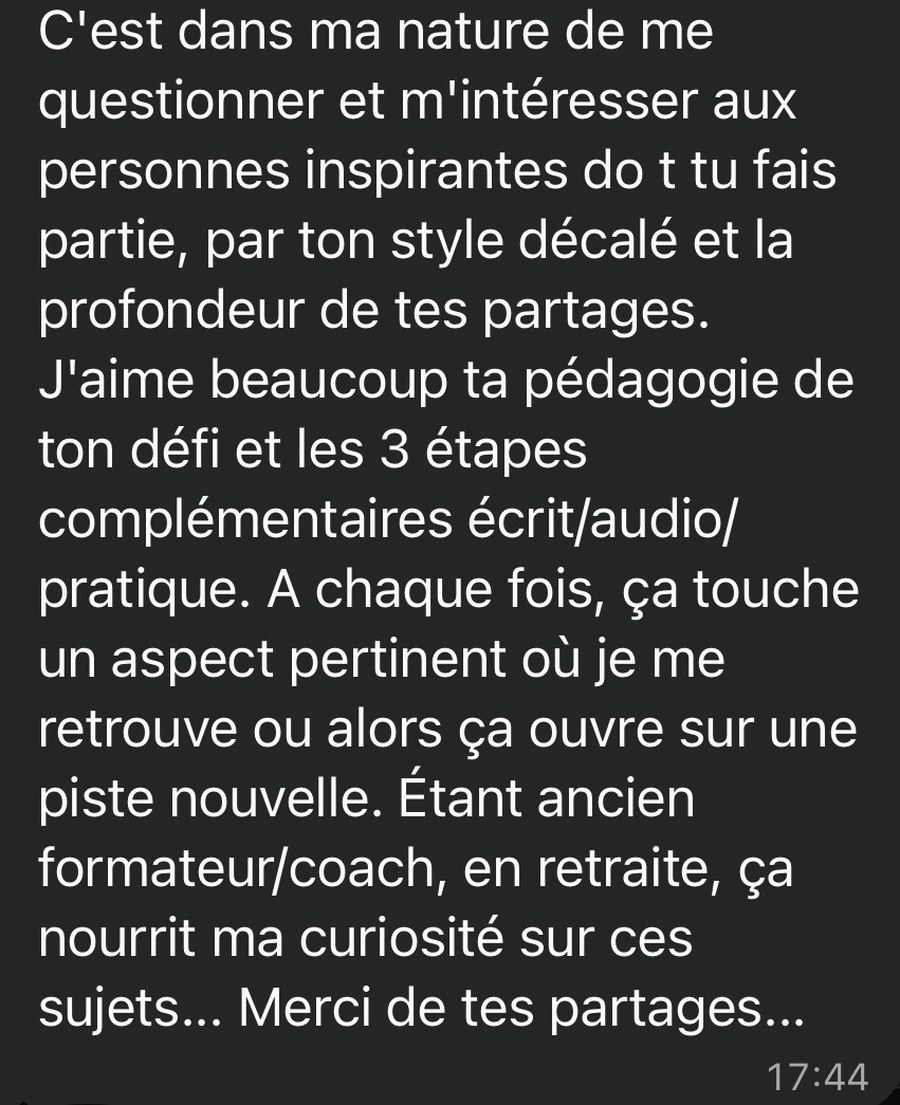 Message d'un inscrit au défi, ancien formateur et coach : il apprécie la pédagogie et les trois étapes écrit, audio, pratique