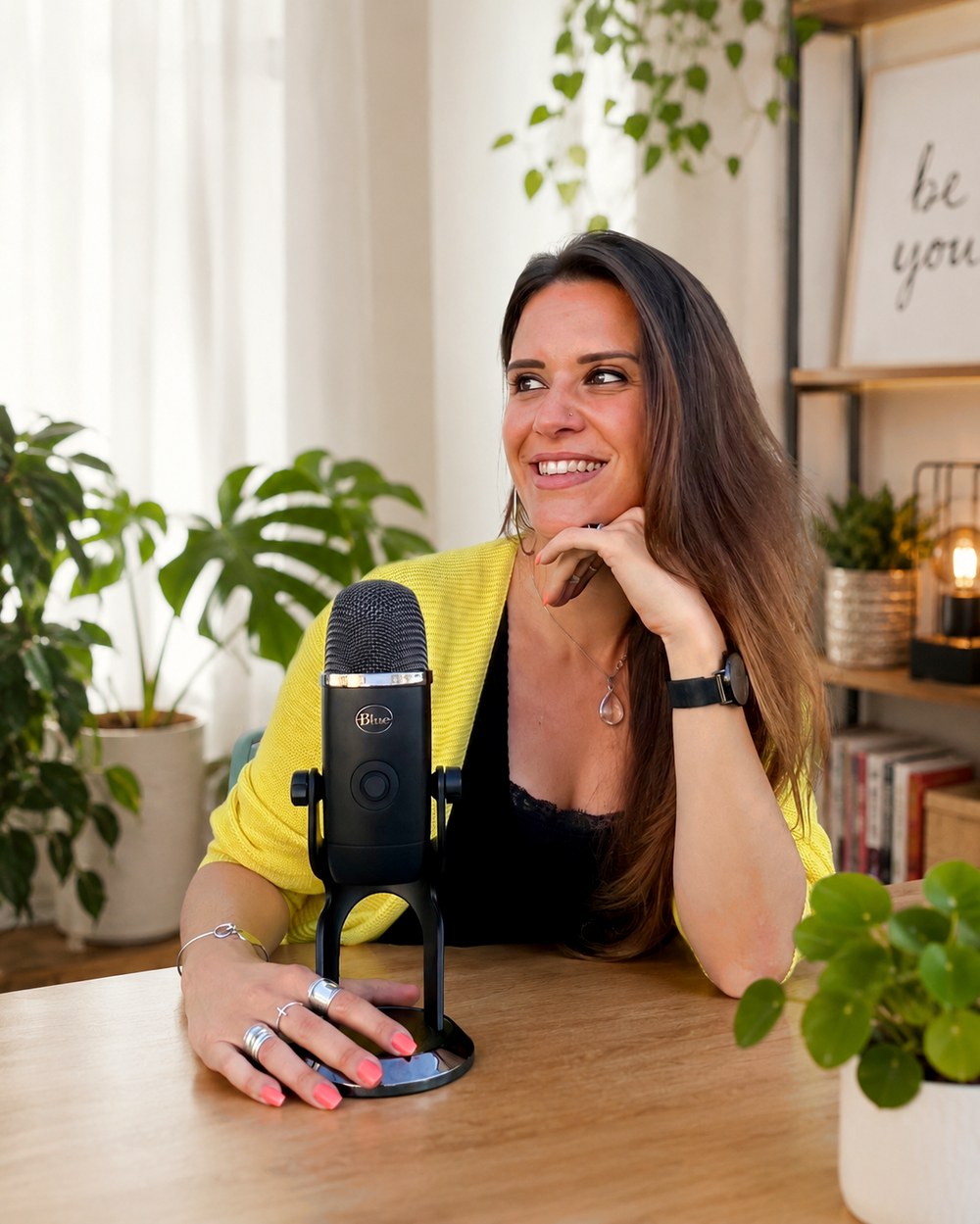 Julie à sa table, devant son micro, en train d'enregistrer les audios des 7 Déclics